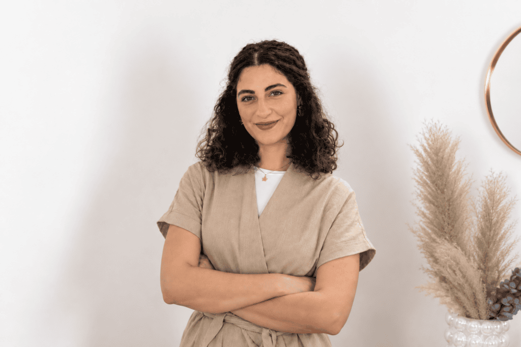 ritratto minimalista con pampas e dettagli dorati ritratto minimalista con pampas e dettagli dorati