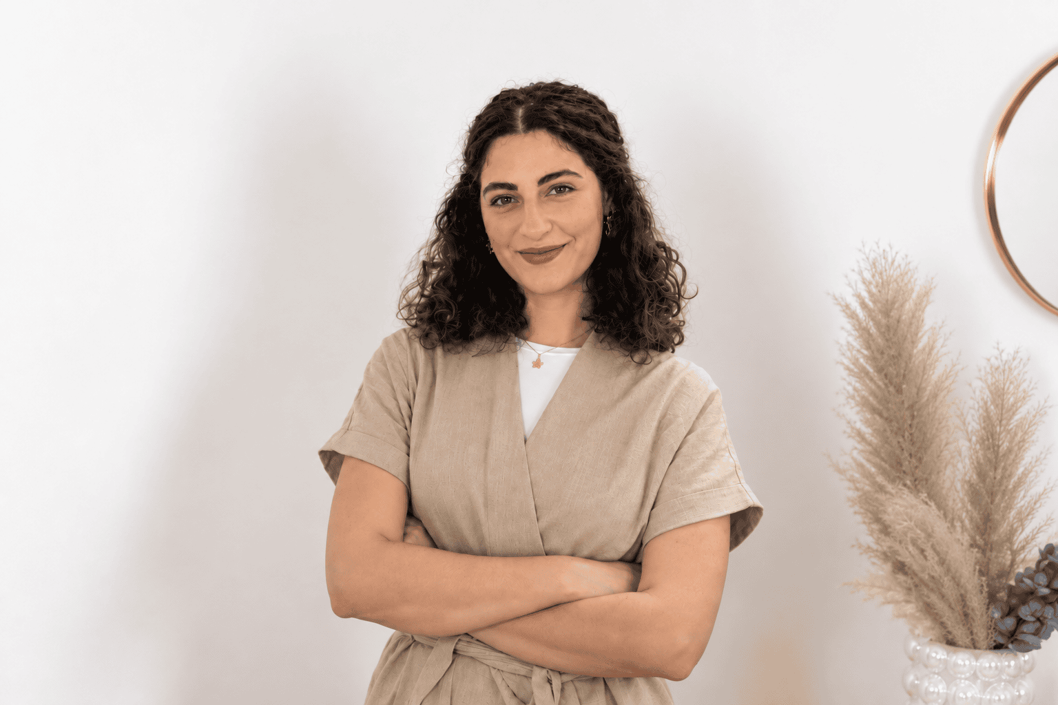 ritratto minimalista con pampas e dettagli dorati ritratto minimalista con pampas e dettagli dorati